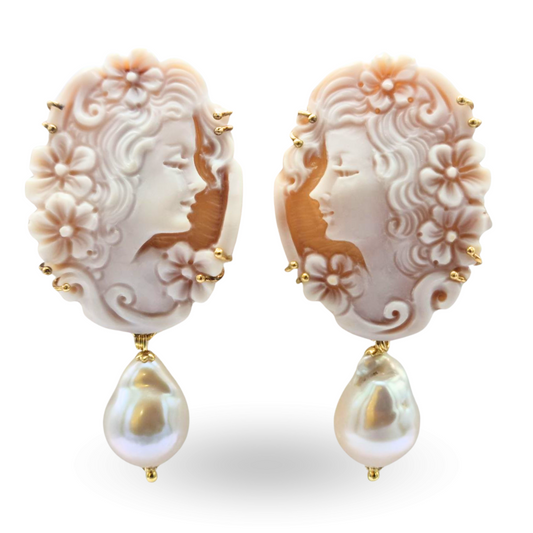 Orecchini in Argento 925 dorato con Cammeo su Sardonica inciso a mano, tema profilo donna e fiori, con montatura a griffe e Perle Scaramazze