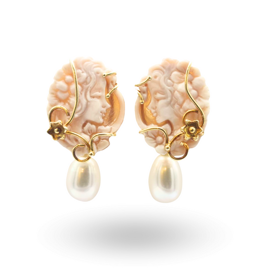 Orecchini in Argento 925 dorato con Cammeo su Sardonica inciso a mano, tema profilo di donna e fiori, con montatura a filo lavorata a mano e Perle Barocche