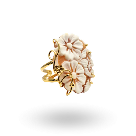 Anello in Argento 925 dorato con Cammeo su Sardonica inciso a mano, tema floreale con tre fiori, con montatura a filo lavorata a mano