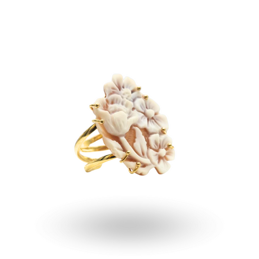 Anello in Argento 925 dorato con Cammeo su Sardonica inciso a mano, tema floreale con quattro fiori, con montatura a filo lavorata a mano