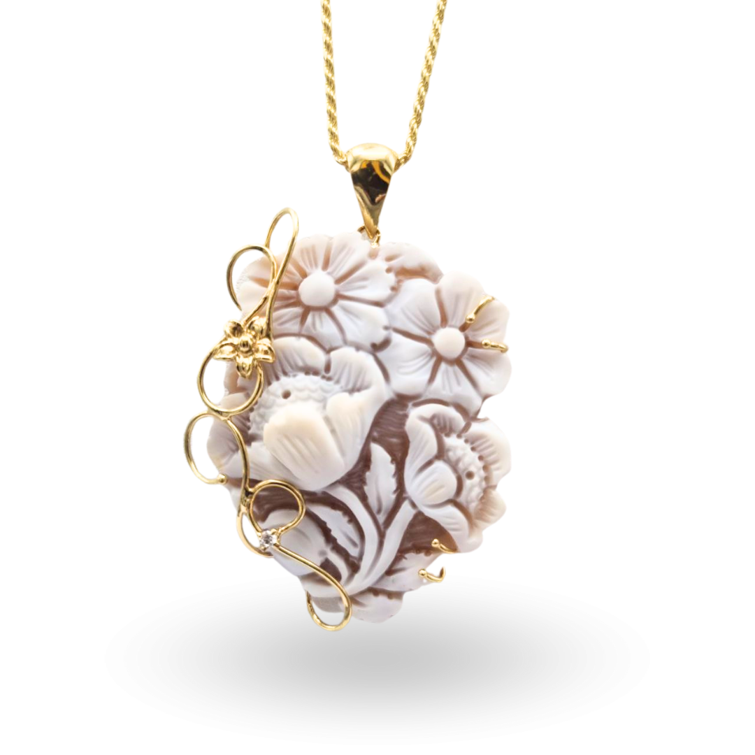 Ciondolo in Argento 925 dorato con Cammeo su Sardonica inciso a mano, tema floreale con quattro fiori, con zircone e montatura a filo lavorata a mano