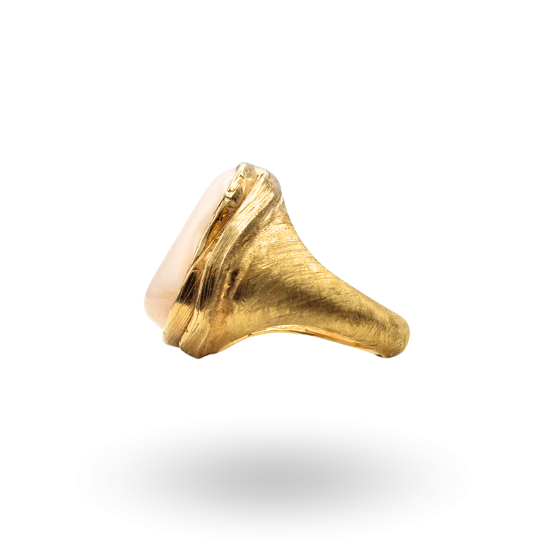 Anello in Argento 925 dorato con effetto graffiato e sasso di Corallo rosa naturale