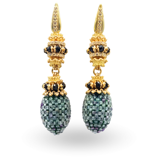 Orecchini linea Barocca in Argento 925 dorato con coroncine in Spinelli neri e gocce di Fluorite verde con lavorazione Tessito