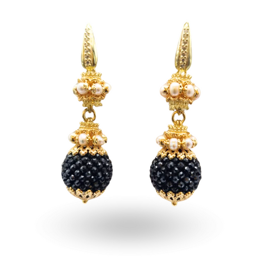 Orecchini linea Barocca in Argento 925 dorato con coroncine in Perle e sfere di Spinelli neri con lavorazione Tessito Mis. piccola