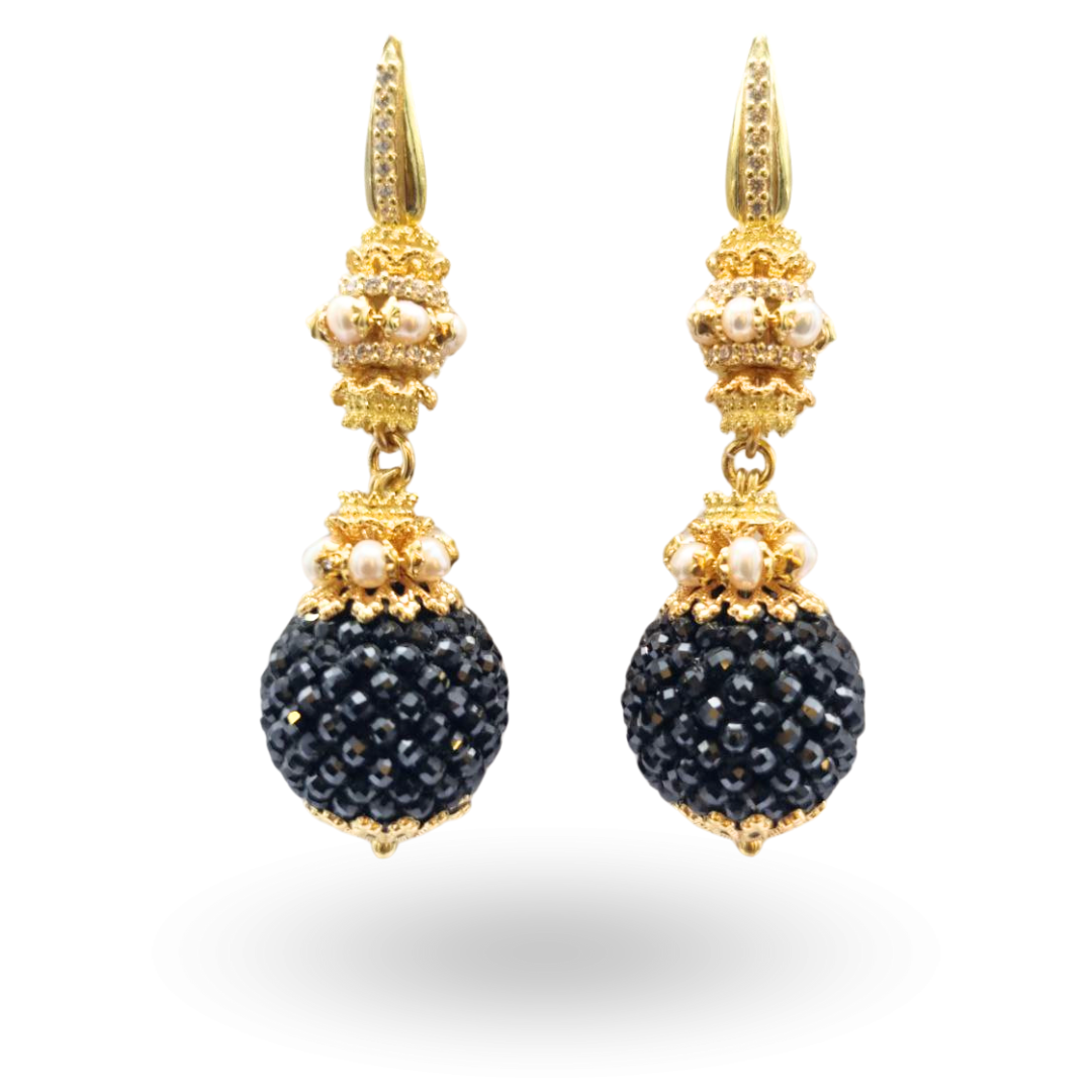 Orecchini linea Barocca in Argento dorato con mine in Perle e sfere di Spinelli neri con lavorazione Tessito Mis. grande