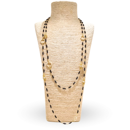 Collana modello Chanel in Argento 925 bagnato in Oro 18Kt con catena ammagliata di 100cm in Spinelli neri e coroncine in Perle