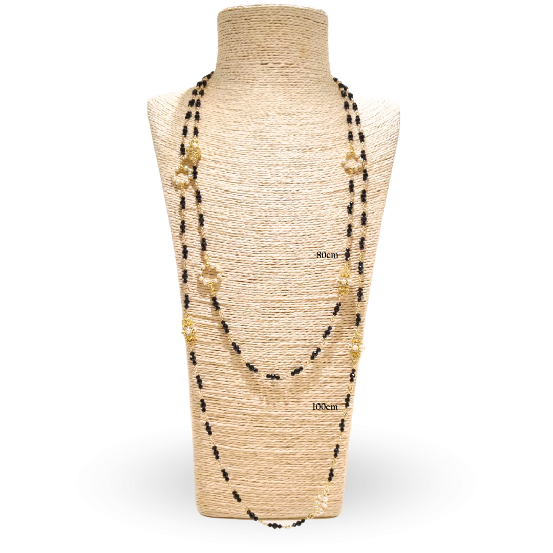 Collana modello Chanel in Argento 925 bagnato in Oro 18Kt con catena ammagliata di 100cm in Spinelli neri e coroncine in Perle