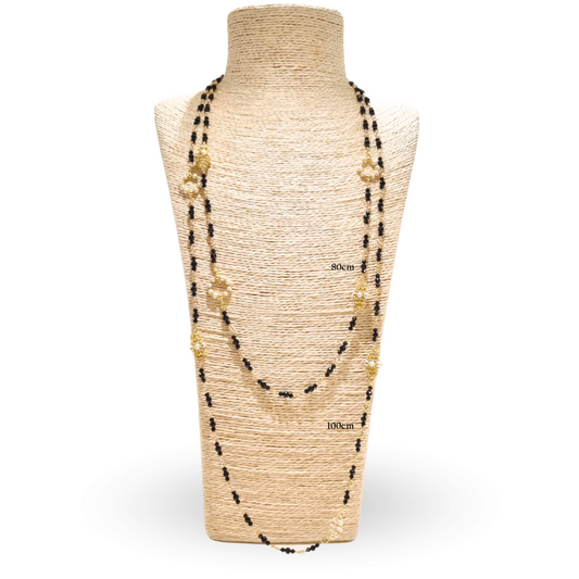 Collana modello Chanel in Argento 925 bagnato in Oro 18Kt con catena ammagliata di 100cm in Spinelli neri e coroncine in Perle