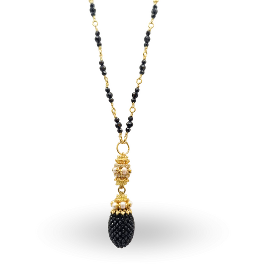 Collana linea Barocca in Argento 925 dorato con catena ammagliata di 90cm in Spinelli neri, coroncine in Perle e pendente con goccia di Spinelli neri lavorazione Tessito