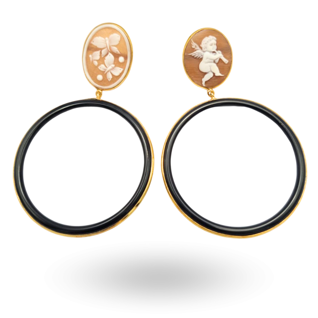 Orecchini in Argento 925 dorato con due Cammei ovali asimmetrici su Sardonica e cerchio grande in Onice, diam. 4,5cm