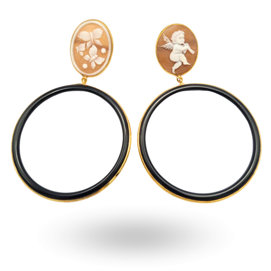 Orecchini in Argento 925 dorato con due Cammei ovali asimmetrici su Sardonica e cerchio grande in Onice, diam. 4,5cm