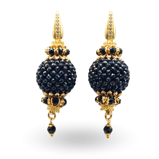 Orecchini linea Barocca in Argento 925 dorato con sfere di Spinelli neri con lavorazione Tessito compresa tra due coroncine in Spinelli neri e pallino finale pendente