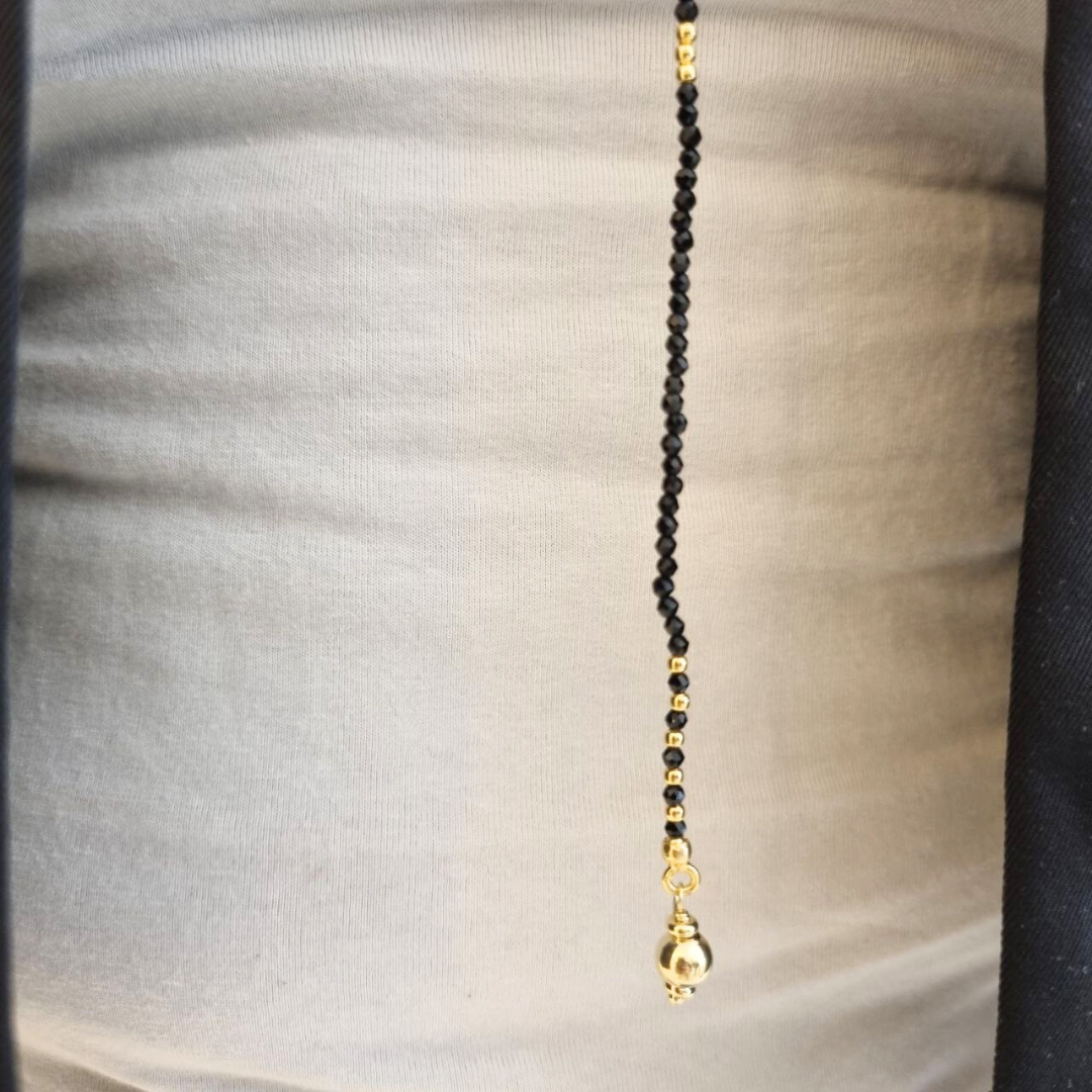 Collana a cravatta in Spinelli neri e Argento 925 dorato con doppio giro e pallino finale