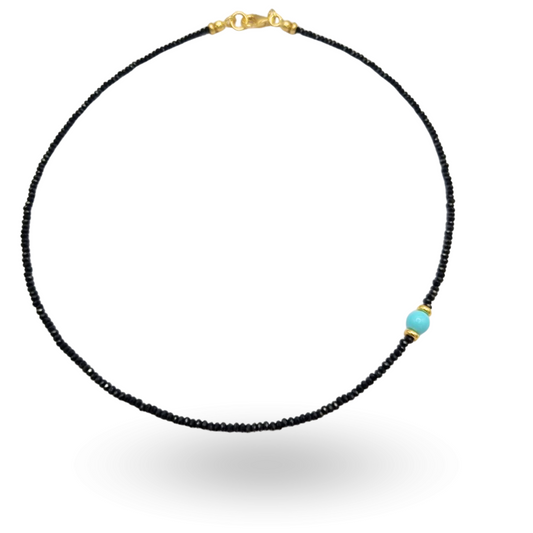 Collana choker in Spinelli neri sfaccettati con pallino laterale a scelta in Pasta di Turchese, Perla,  Corallo, Gold o Malachite