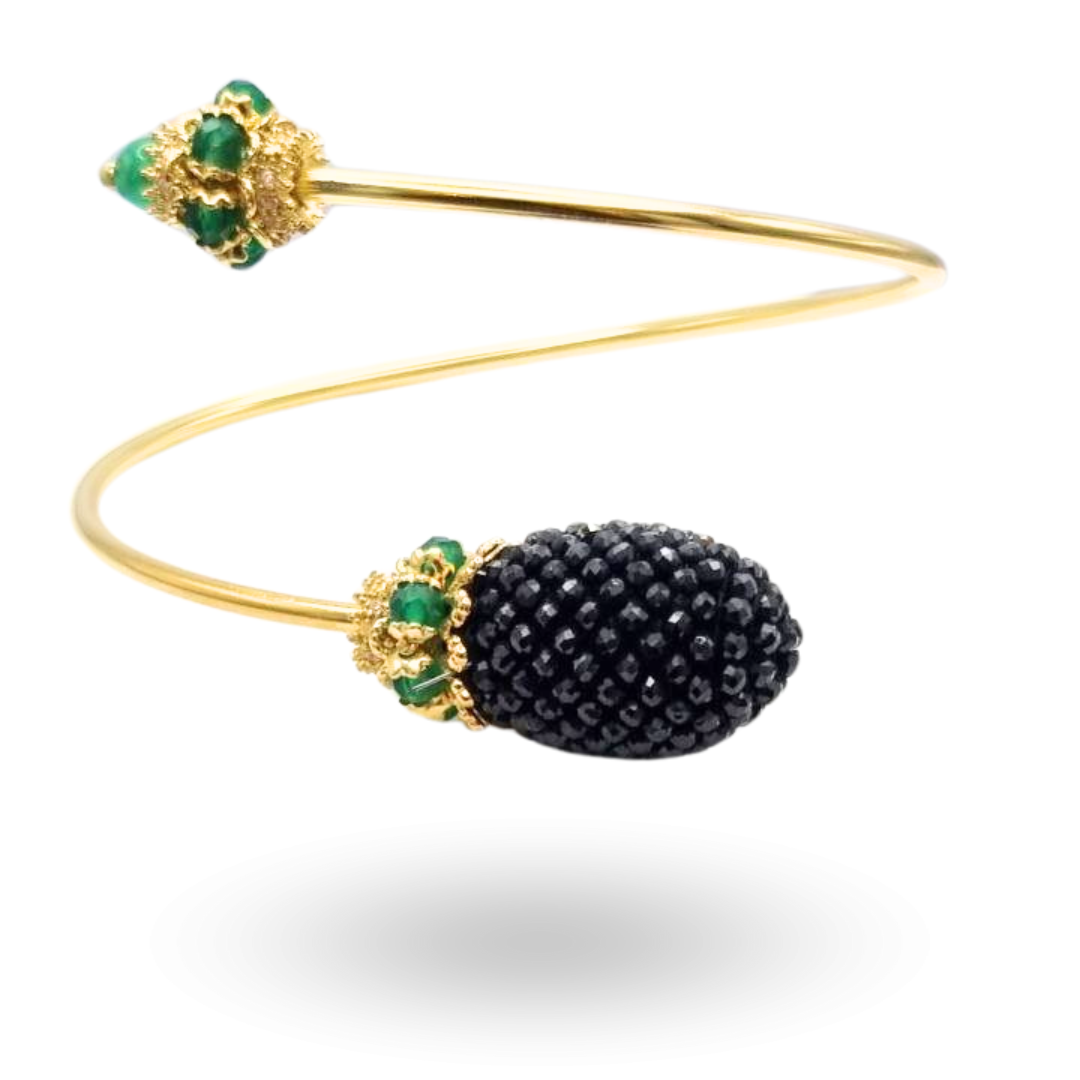 Bracciale tubolare semirigido in Argento 925 dorato con oliva in Spinelli neri lavorazione tessito e mina con coroncine in Giada