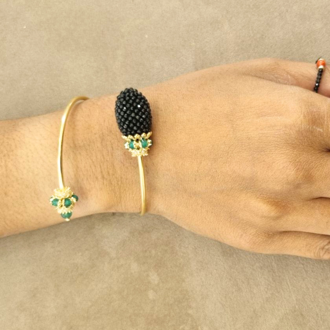 Bracciale tubolare semirigido in Argento 925 dorato con oliva in Spinelli neri lavorazione tessito e mina con coroncine in Giada