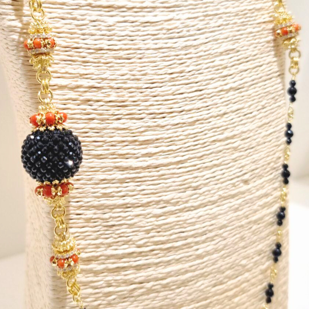 Collana Linea Barocca in Argento 925 dorato con catena ammagliata in Spinelli neri, sfera di Spinelli neri in lavorazione Tessito e 3 mine con coroncine in Corallo rosso Mediterraneo