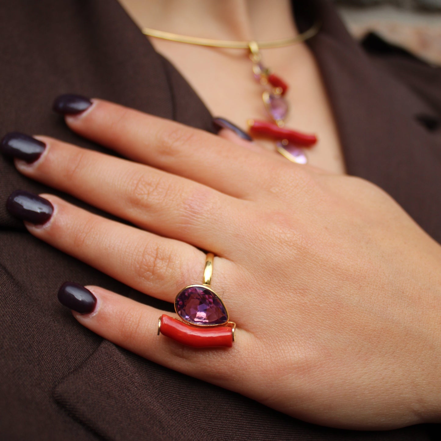 Anello in Argento 925 dorato con ramo di Corallo rosso e Ametista a goccia