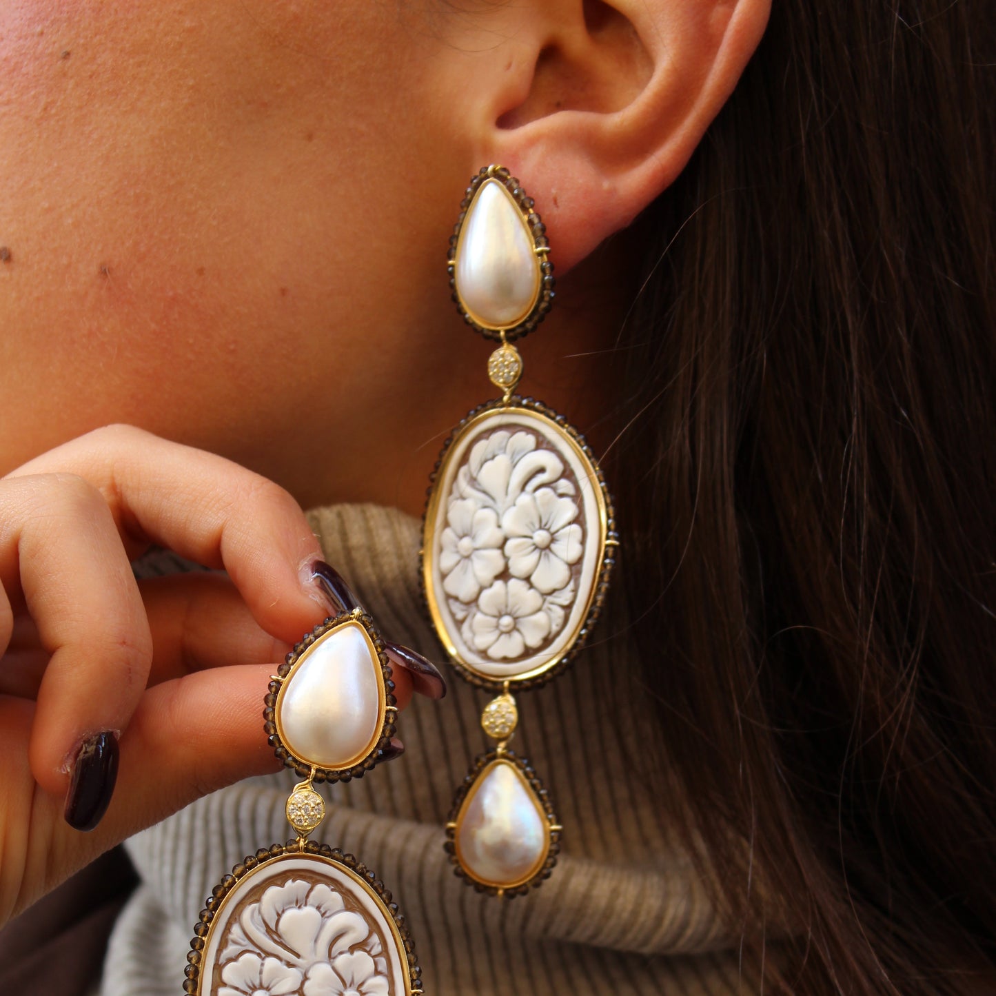 Orecchini in Argento 925 dorato con Cammei ovali su Sardonica, Perle Barocche a goccia e giri di Quarzo fumè