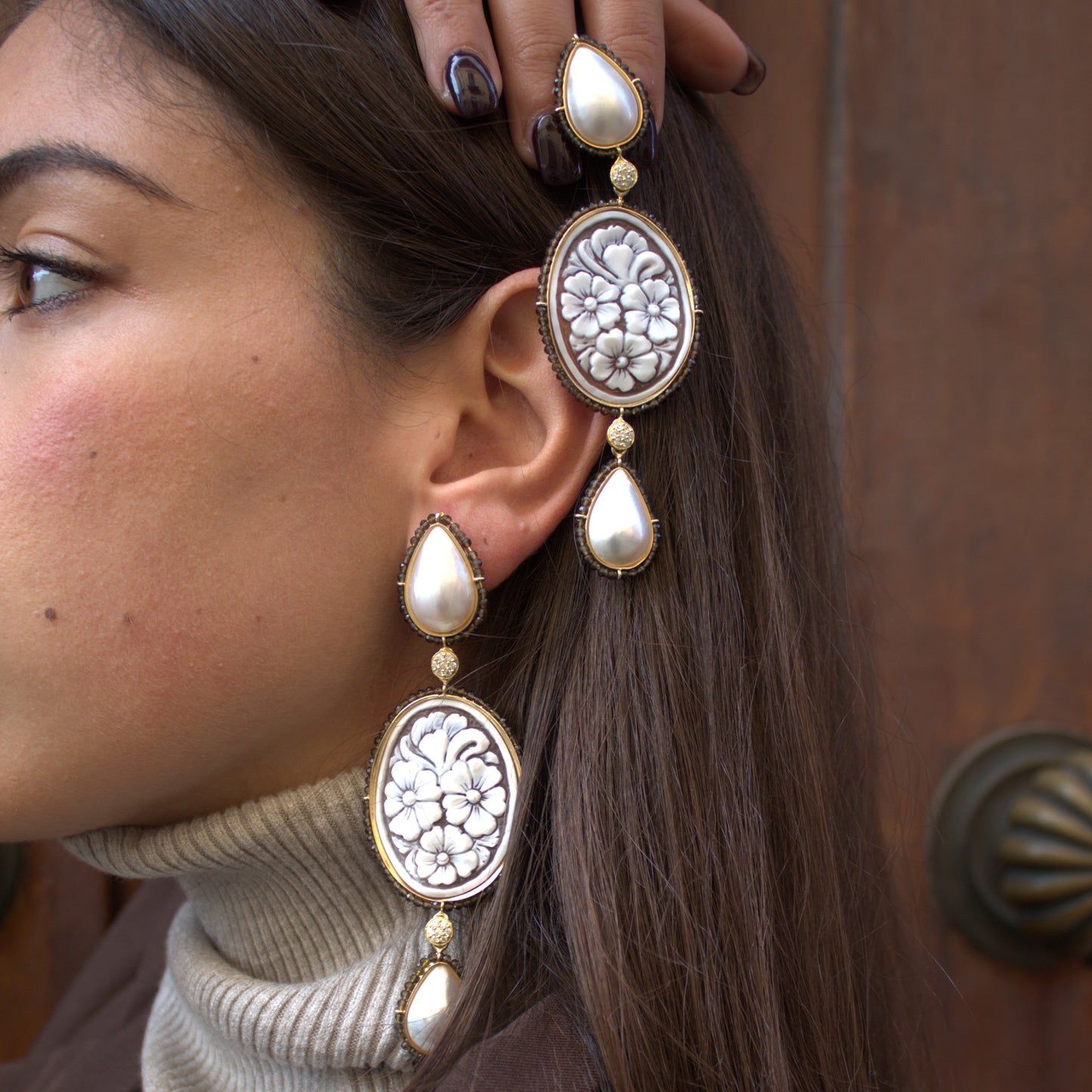 Orecchini in Argento 925 dorato con Cammei ovali su Sardonica, Perle Barocche a goccia e giri di Quarzo fumè