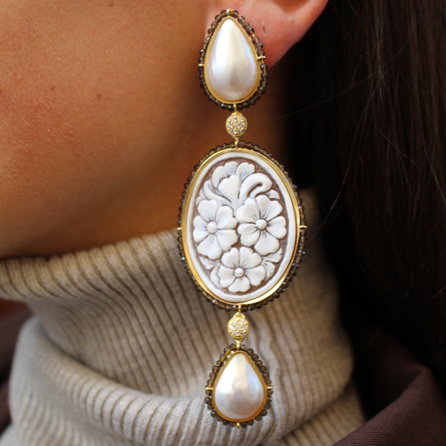 Orecchini in Argento 925 dorato con Cammei ovali su Sardonica, Perle Barocche a goccia e giri di Quarzo fumè