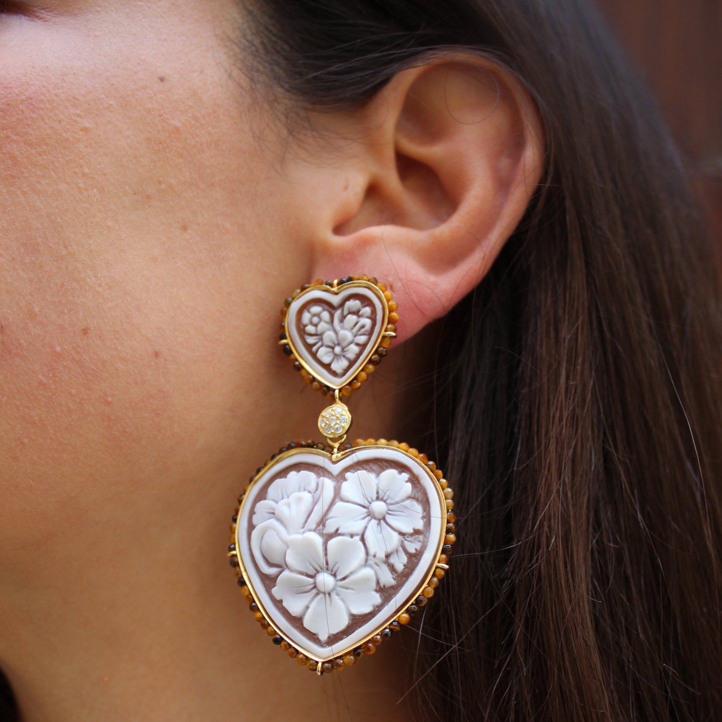 Orecchini in Argento 925 dorato con Cammei a cuore su Sardonica e giri di Quarzi azzurri