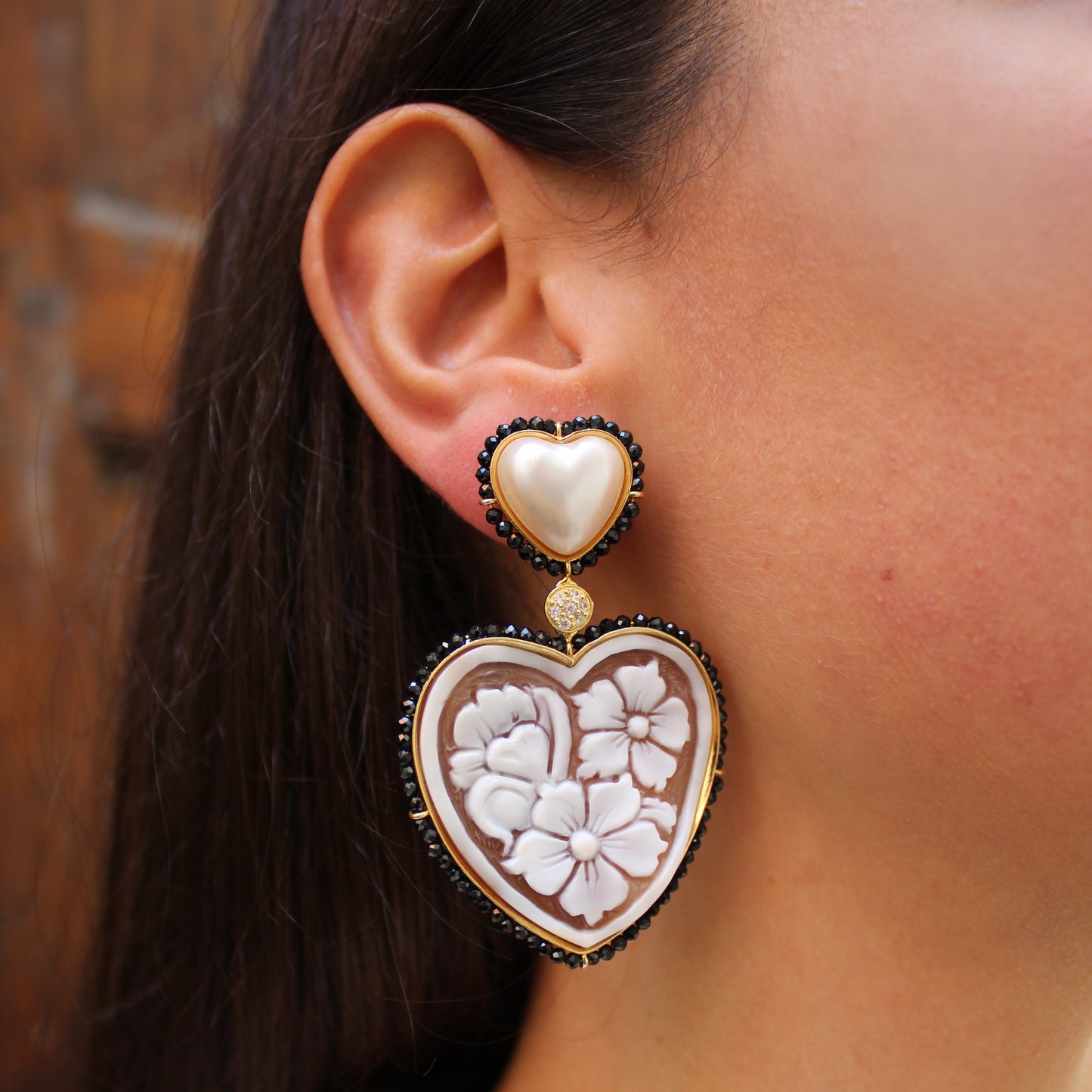 Orecchini in Argento 925 dorato con Cammei a cuore su Sardonica, Perle Barocche a cuore e giri di Spinelli neri