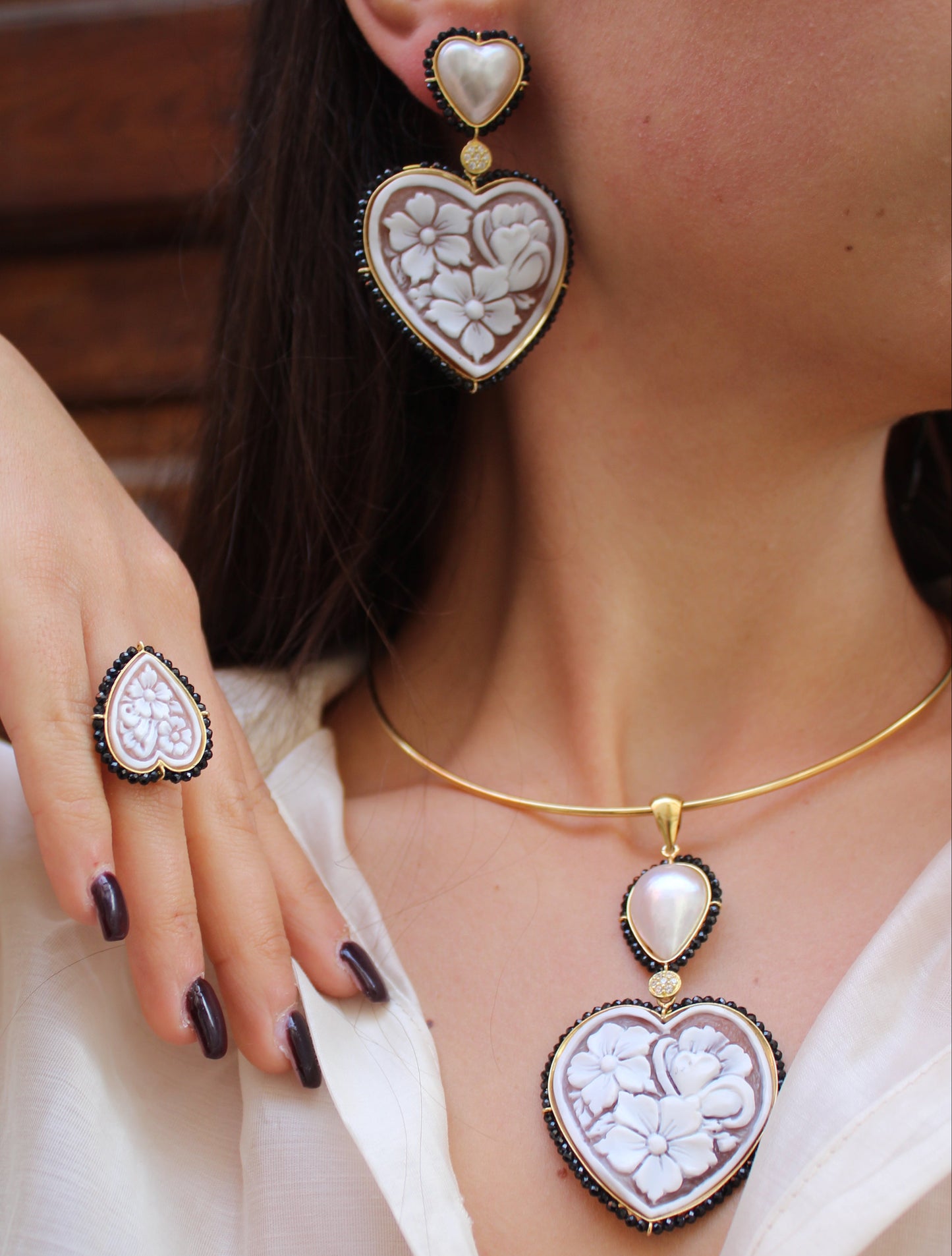 Orecchini in Argento 925 dorato con Cammei a cuore su Sardonica, Perle Barocche a cuore e giri di Spinelli neri