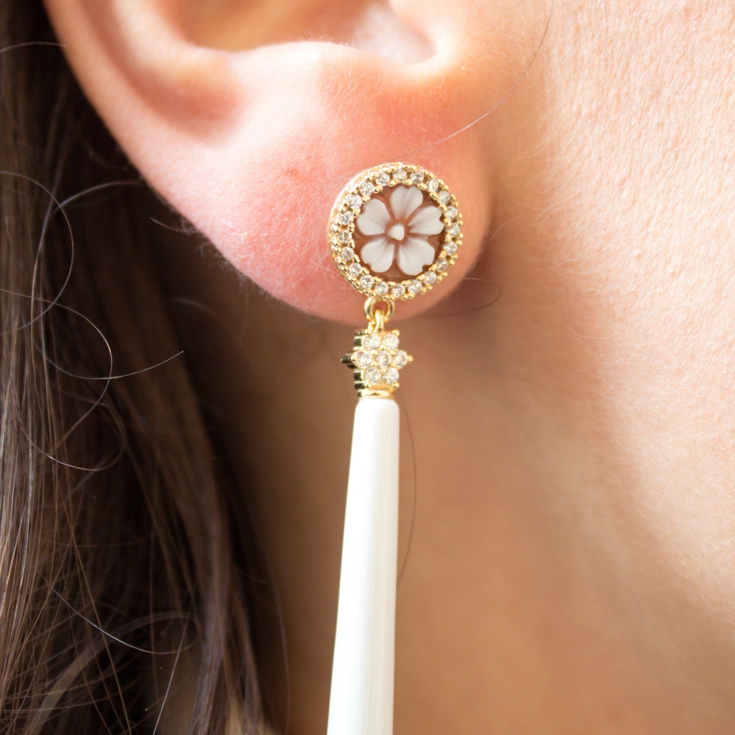 Orecchini in Argento 925 dorato con gocce lunghe in Bachelite bianca e bottoncino in Cammeo su Sardonica