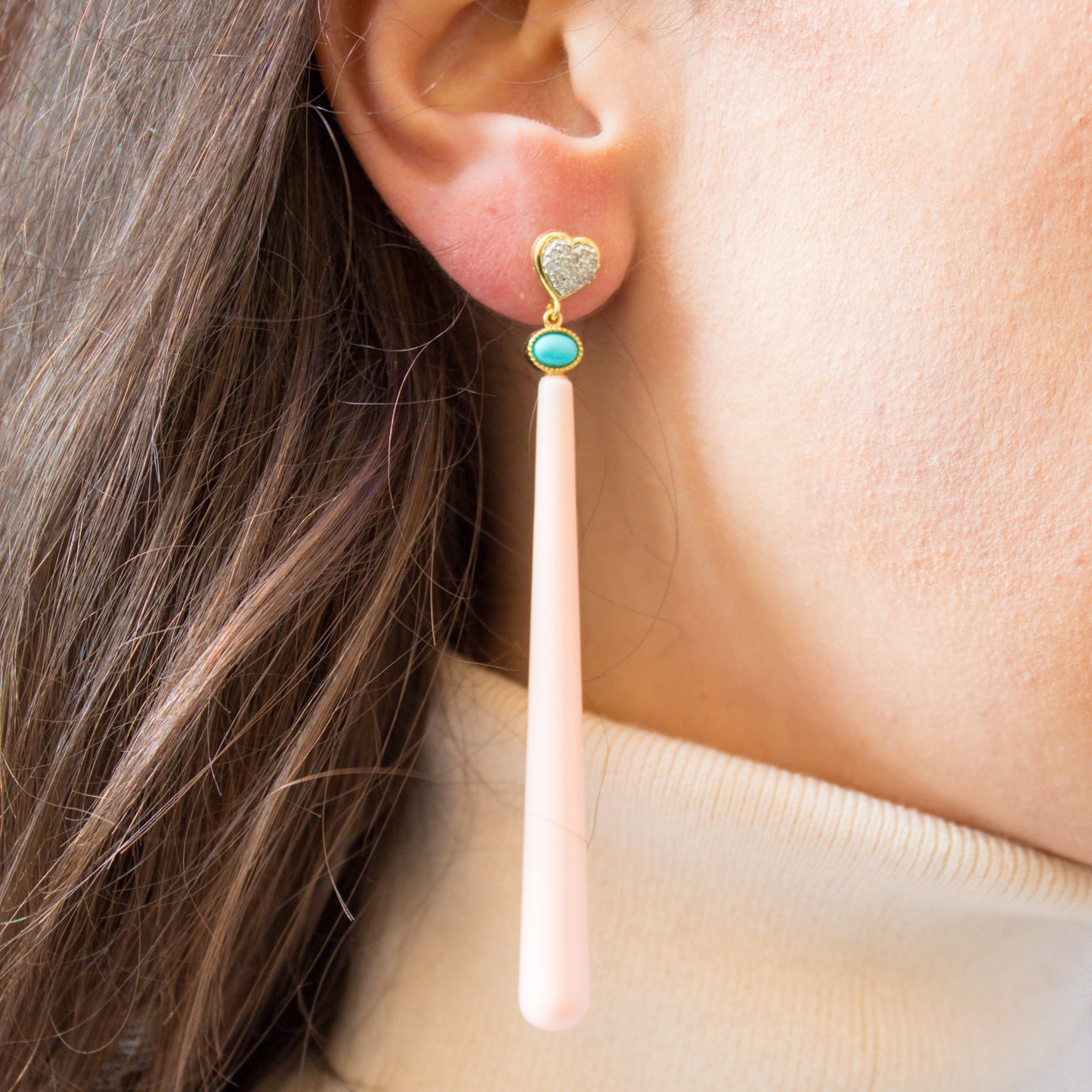 Orecchini in Argento 925 dorato con gocce lunghe in Bachelite rosa, spoletta in Pasta di Turchese e bottoncino a cuore zirconato