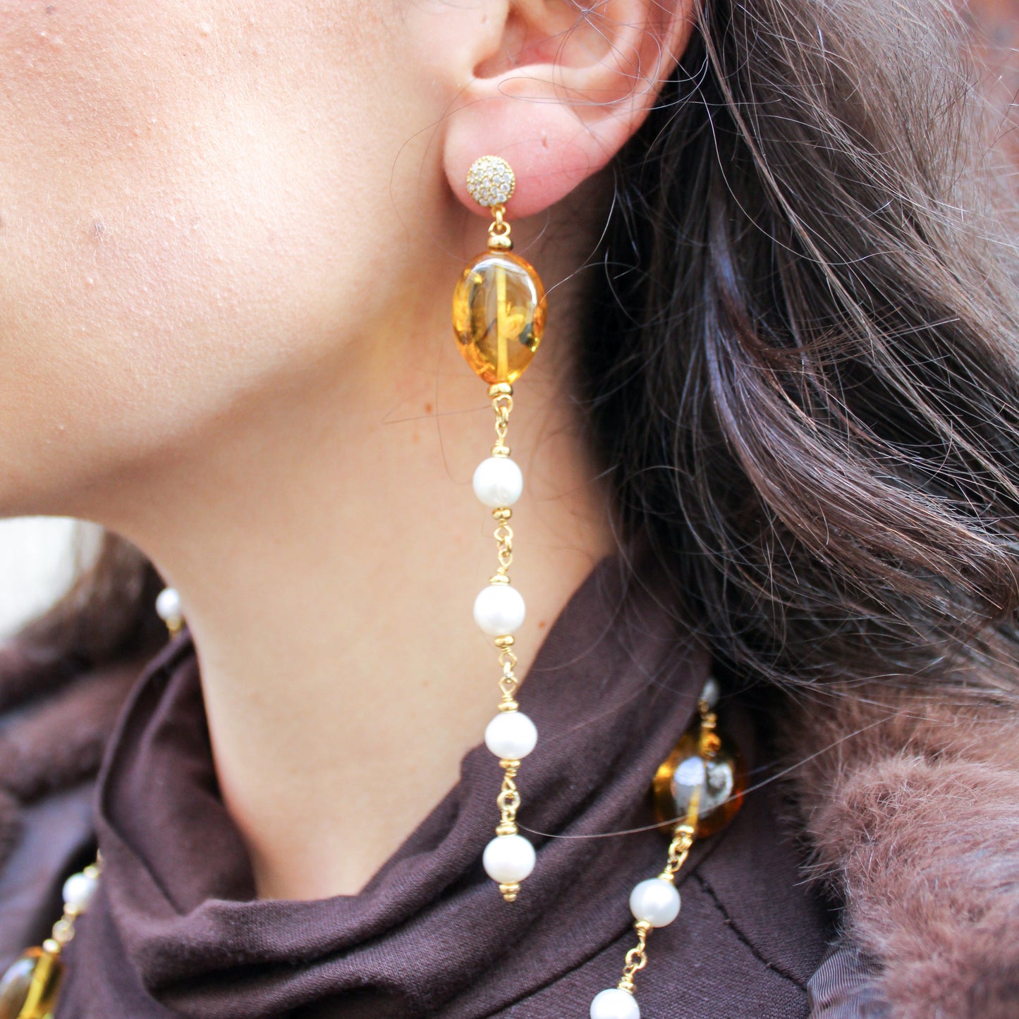 Earrings in golden 925 silver with green amber and pearls