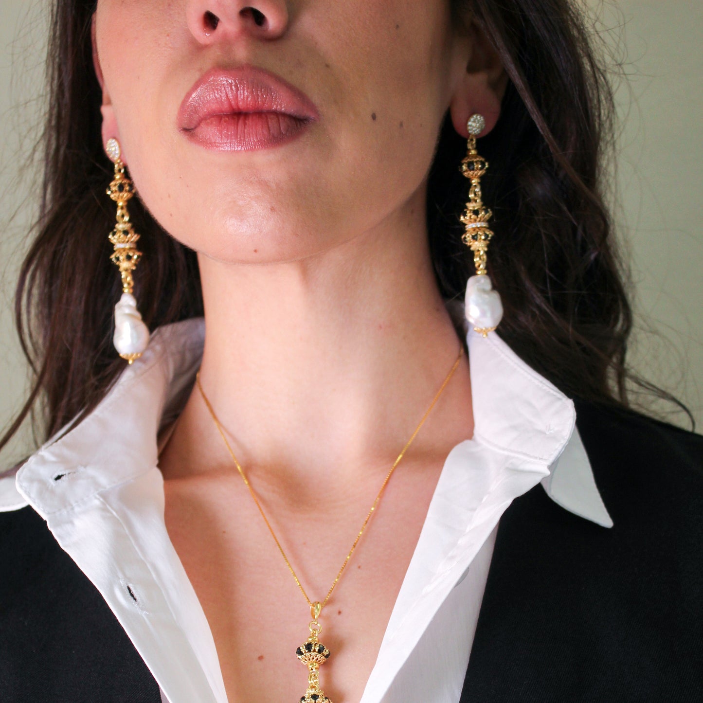 Orecchini in Argento 925 dorato con Perla scaramazza e mina Luxury in Spinelli neri