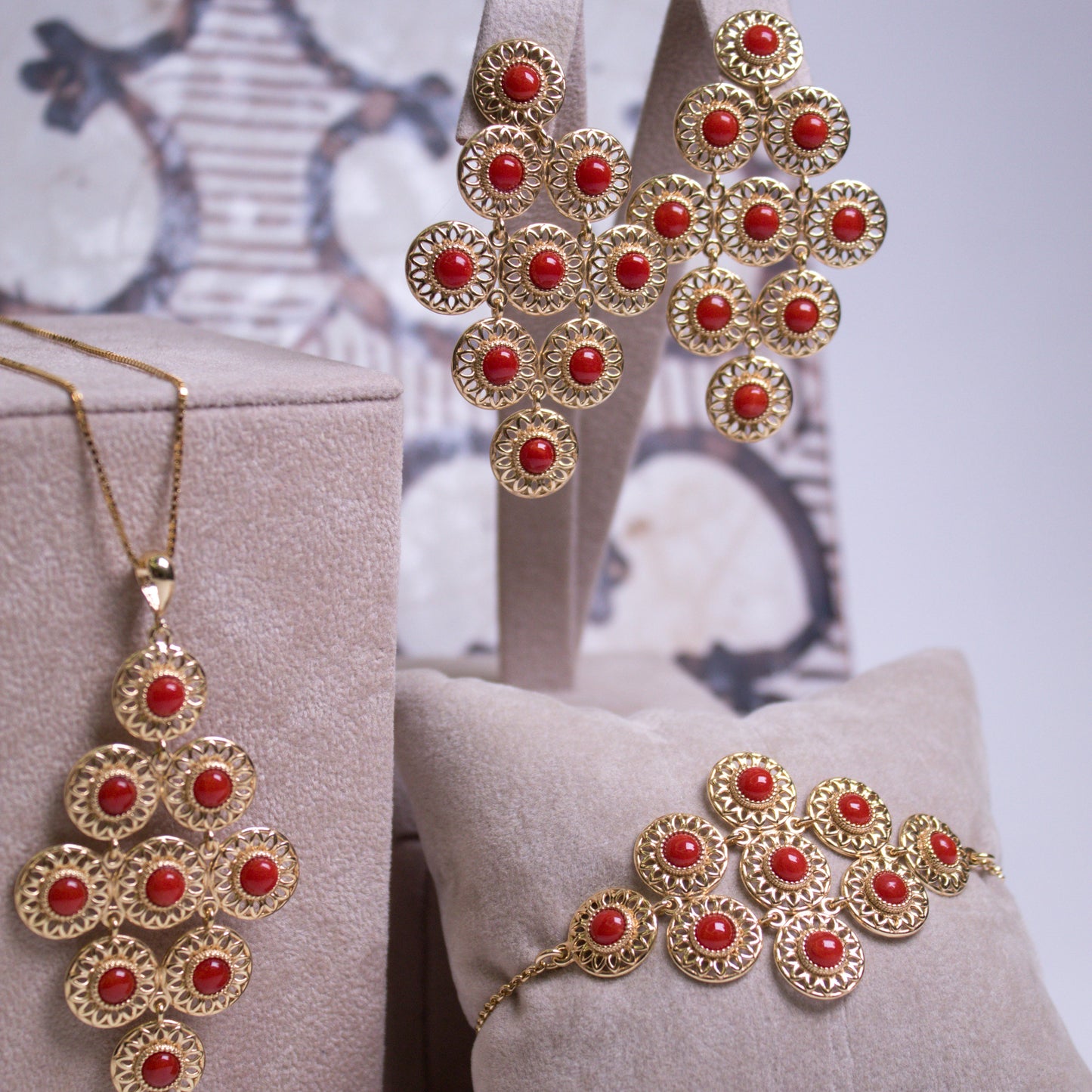 Orecchini in Argento 925 dorato a rombo effetto filigrana con spole in Corallo rosso Mediterraneo