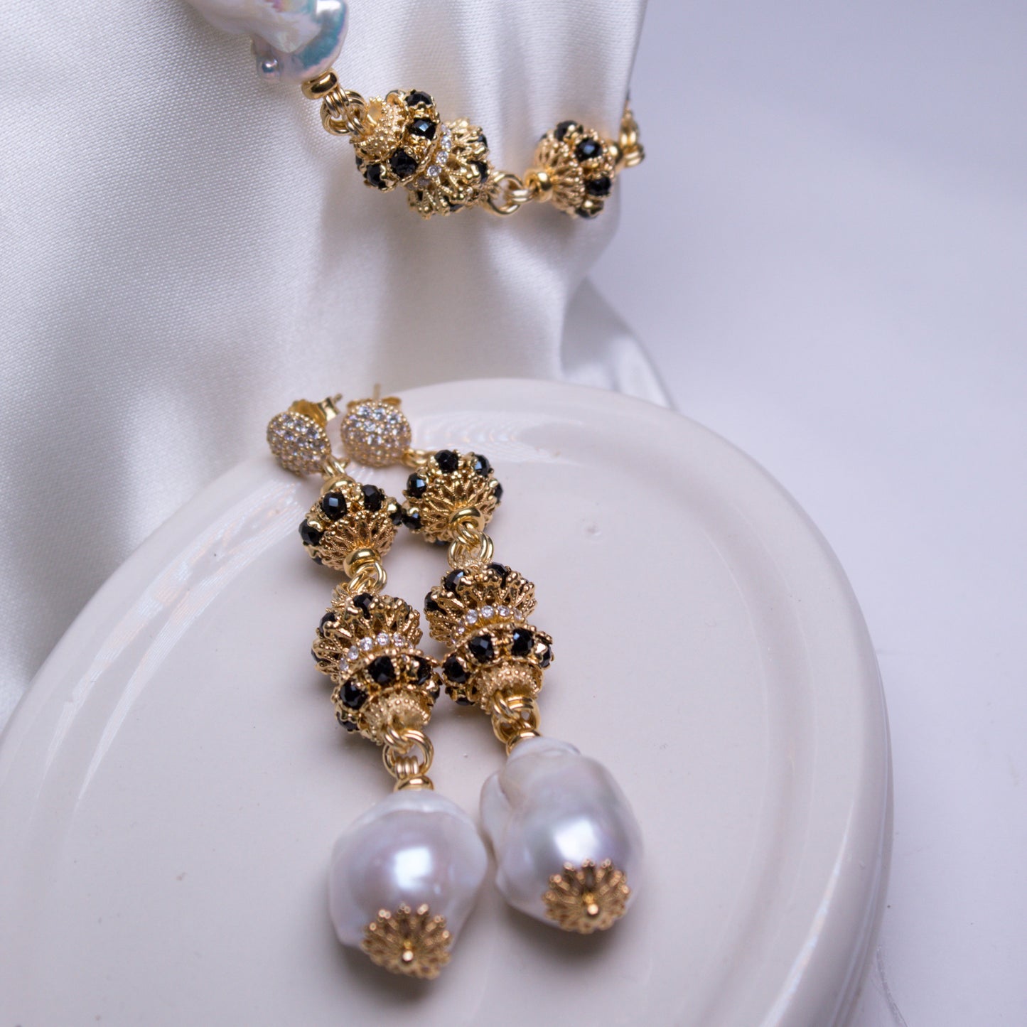 Orecchini in Argento 925 dorato con Perla scaramazza e mina Luxury in Spinelli neri