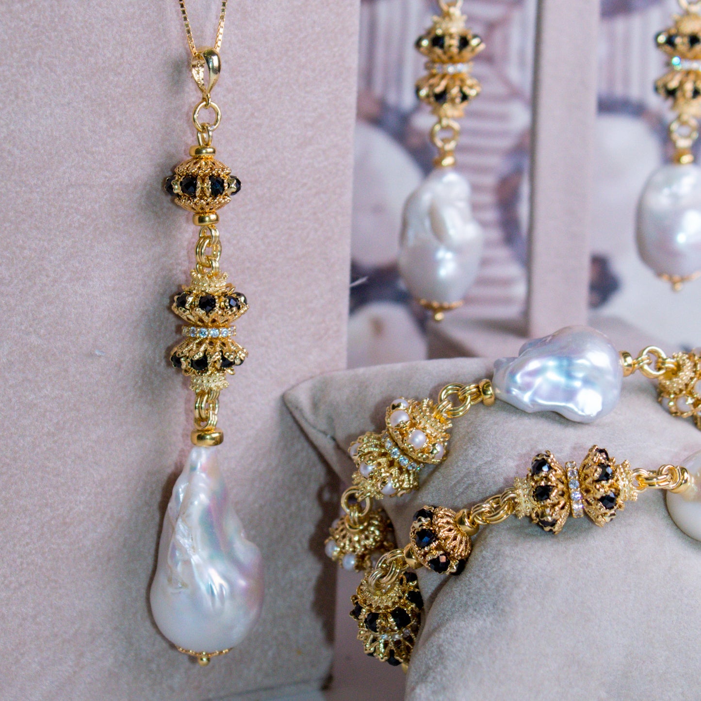 Ciondolo in Argento 925 dorato con Perla scaramazza e mina Luxury in Spinelli neri