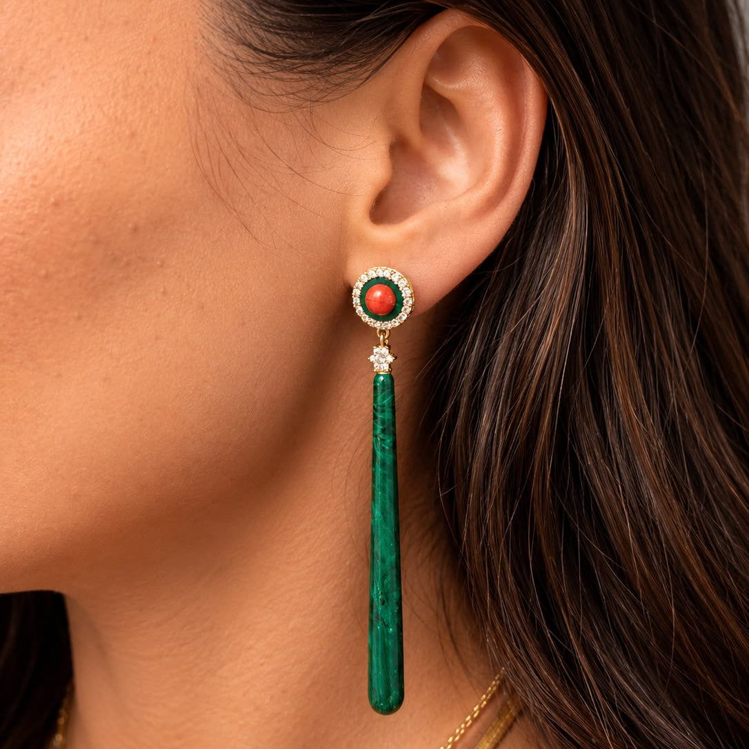 Orecchini in Argento 925 dorato con gocce lunghe in Bachelite Malachite e bottoncino in Corallo rosso