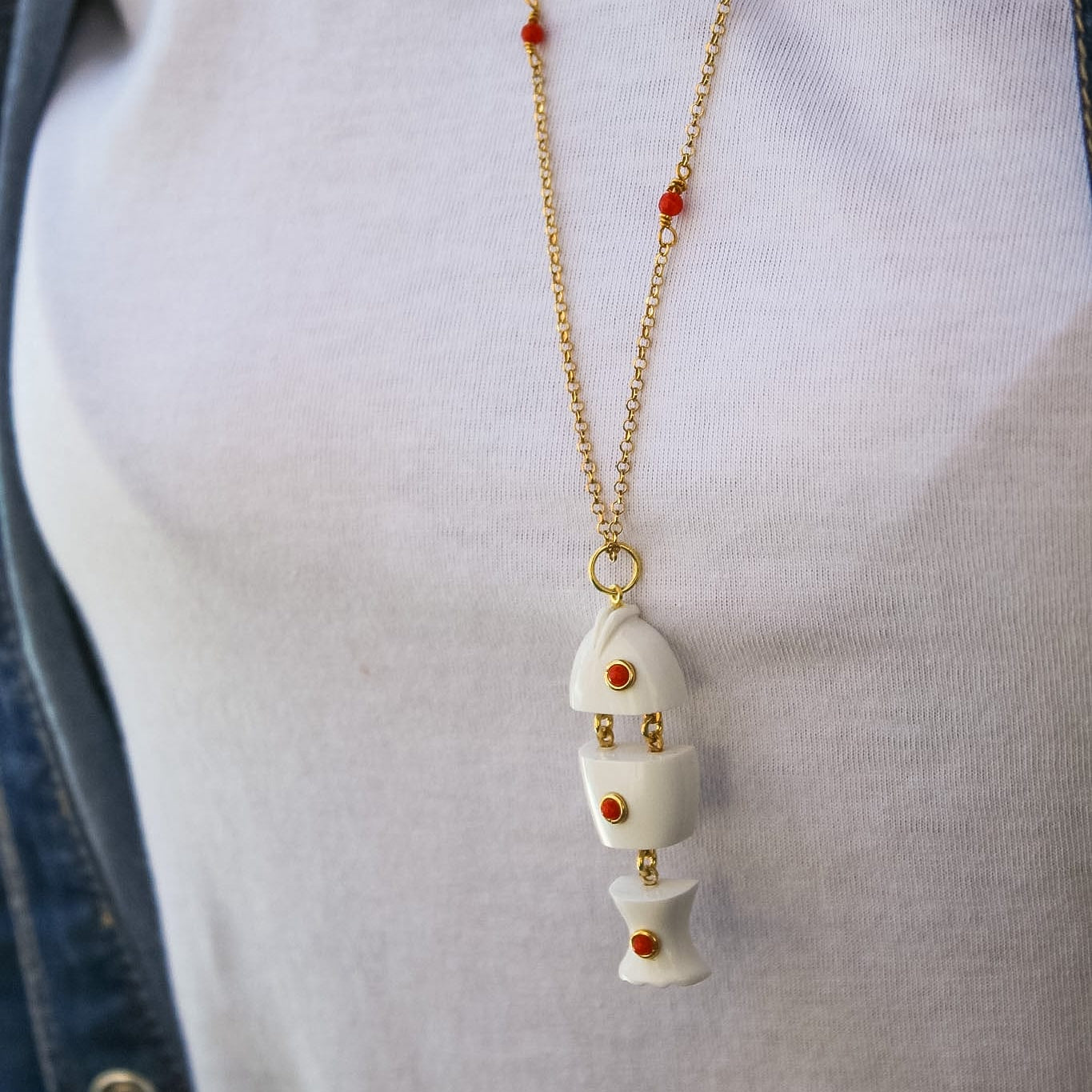 Ciondolo in Argento 925 dorato con Pesciolino in Bachelite e Corallo rosso Mediterraneo