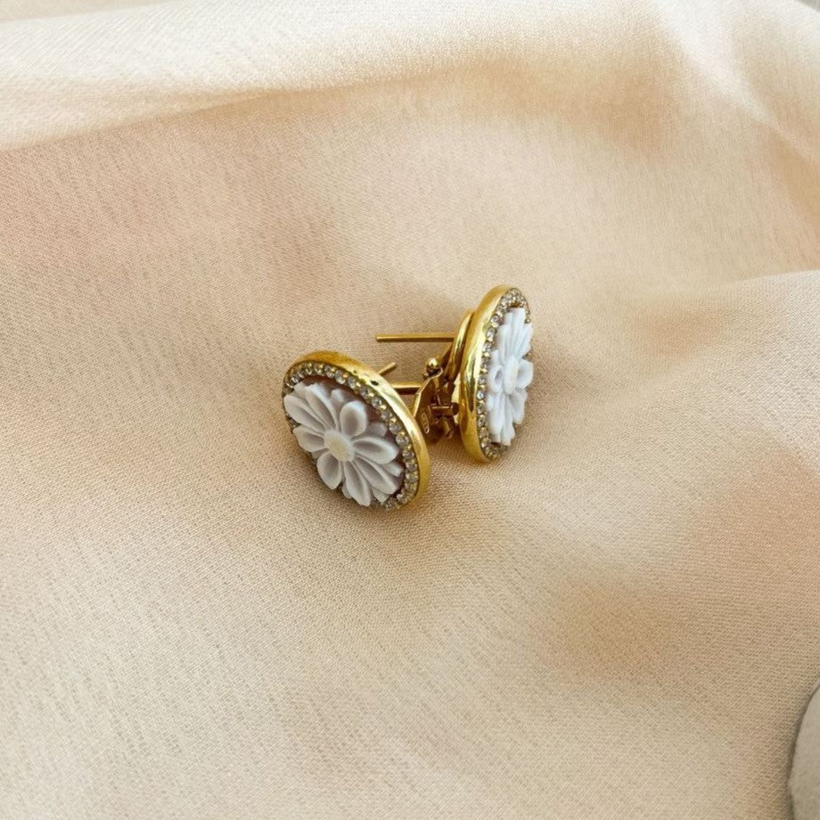 Orecchini in Argento 925 dorato al lobo con Cammei con fiori incisi a mano su Sardonica e Quarzi idrotermali