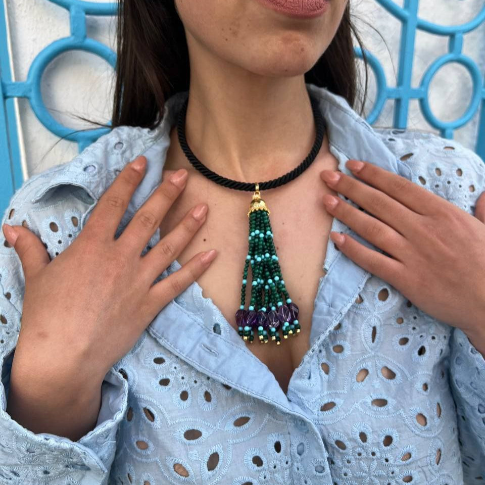 Collier girocollo con cordone rigido e ciuffo realizzati completamente a mano, con Malachite, Ametista e Pasta di Turchese. Chiusura in Argento 925 dorato