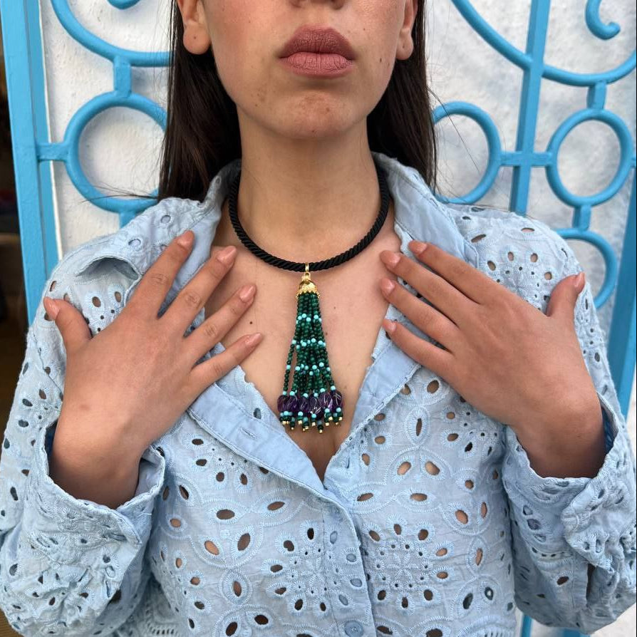 Collier girocollo con cordone rigido e ciuffo realizzati completamente a mano, con Malachite, Ametista e Pasta di Turchese. Chiusura in Argento 925 dorato
