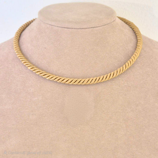 Cordone girocollo semirigido con chiusura in Argento dorato. Disponibile Beige e Nero